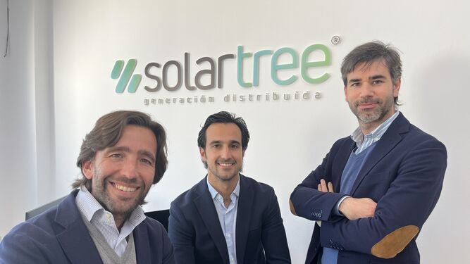 De izquierda a derecha, JoséManuel López Cepeda, Francisco Mazuecos y Alfredo Menéndez, fundadores de Solartree.