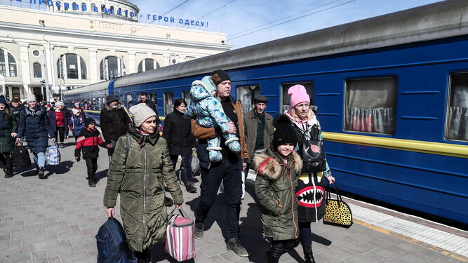 Una familia ucraniana con dos menores intenta salir de Odesa en tren.