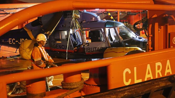 El helicóptero del SVA accidentado la noche de su descarga en el Puerto de Algeciras.