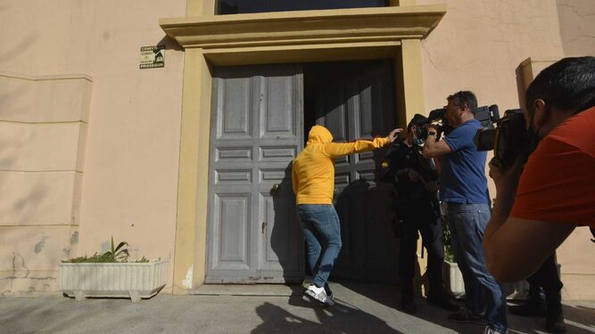 Uno de los acusados, a su entrada en la sede de la Audiencia de Cádiz, en Algeciras