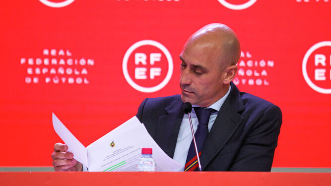 Luis Rubiales observa las cuentas de la Federación durante una comparecencia pública.