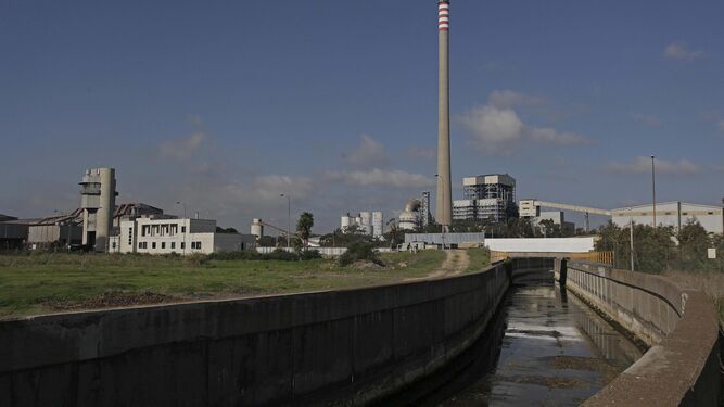 La central térmica de Los Barrios que EDP reconvertirá en una planta de hidrógeno verde.
