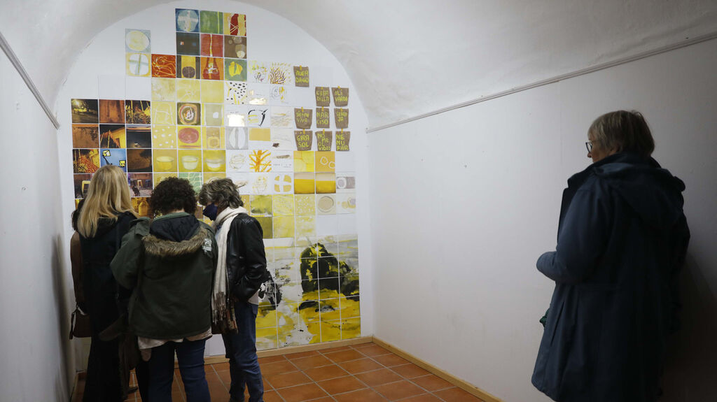 Fotos de la Exposici&oacute;n Amarilla amarillo del colectivo MovArt en la C&aacute;rcel Real de Tarifa