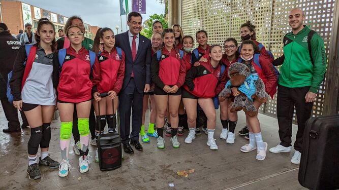 El infantil promesa del Ciudad de Algeciras, con el presidente de la Junta, Juanma Moreno