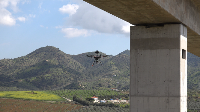 Un dron vigilando el estado de un viaducto.