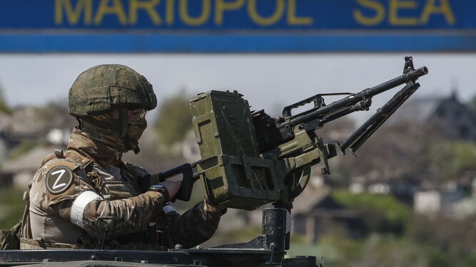 Un soldado ruso monta guardia en una ametralladora montada cerca de Mariupol