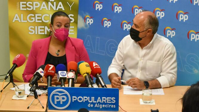 Laura Ruiz y José Ignacio Landaluce, el 3 de septiembre de 2021, en la rueda de prensa en la que la concejal anunció su dimisión.