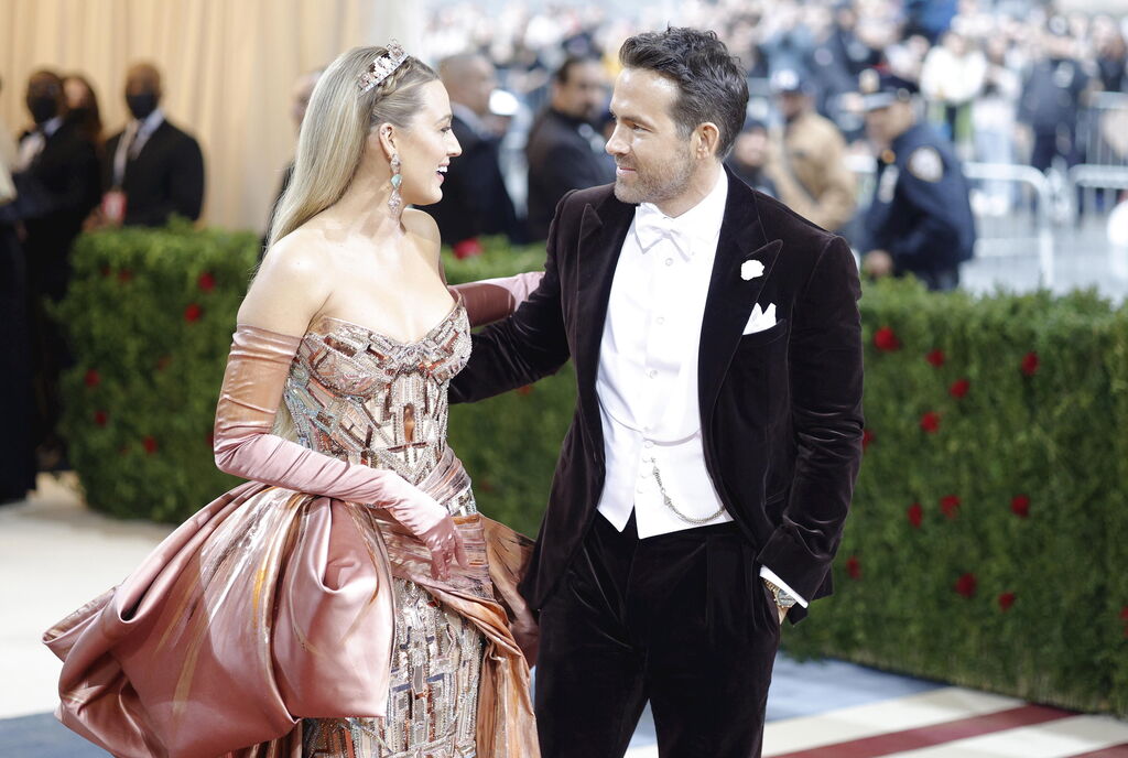 El matrimonio  Blake Lively y Ryan Reynolds. La actriz, con un doble vestido de Versace, fue la estrella y anfitriona principal de la MET Gala 2022