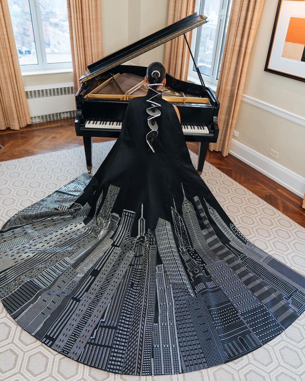 El homenaje a Nueva York de la compositora y cantante Alicia Keys. Antes de partir a la gala muestra la cola de su vestido, todo un 'skyline'