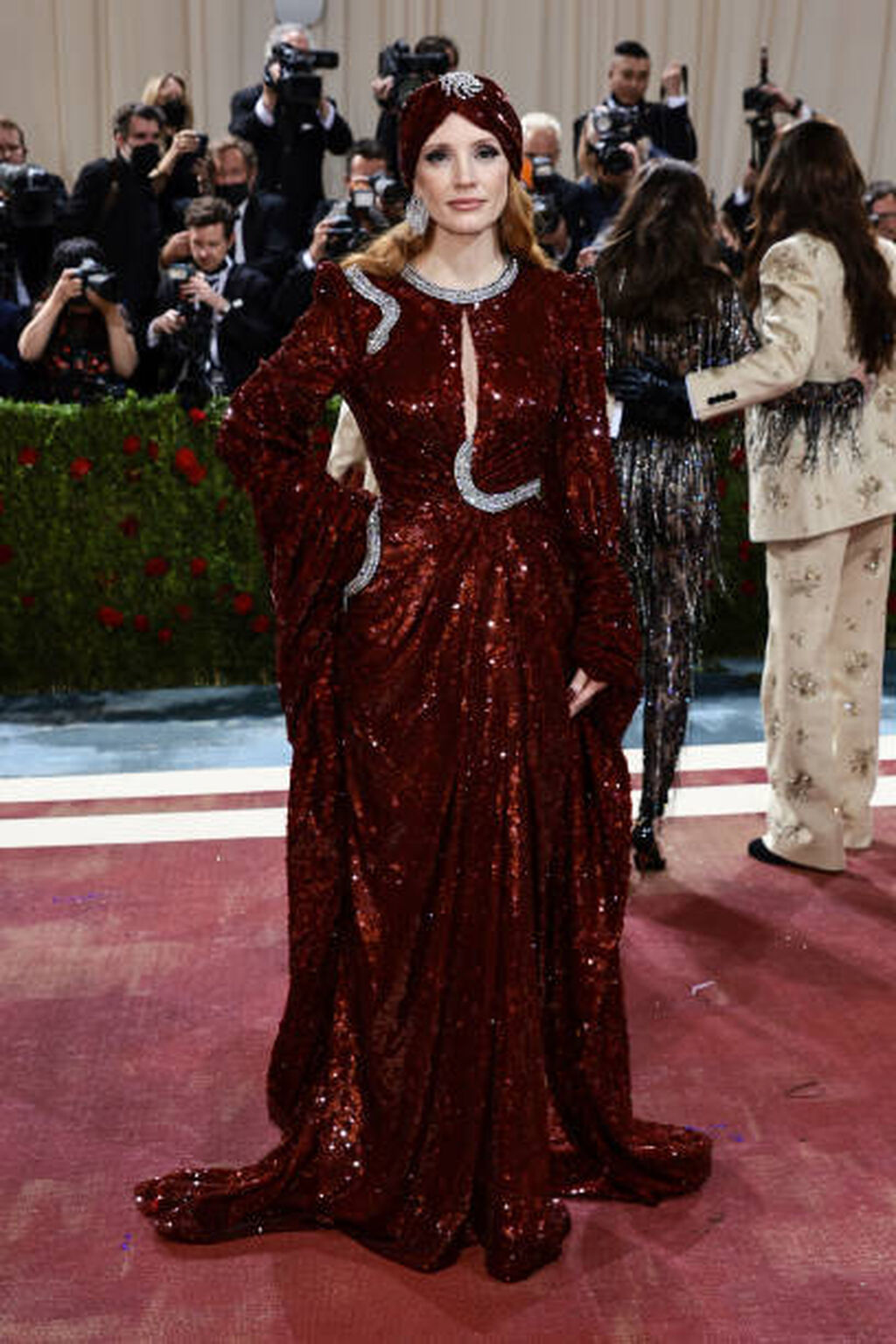 La oscarizada Jessica Chastain, de las m&aacute;s elegantes, con turbante y un rojo vino con brillos arriesgado