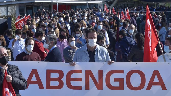 Trabajadores de Abengoa manifestándose en defensa del empleo en Sevilla, en marzo de 2021.