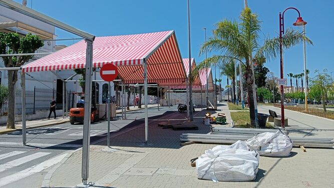 Los trabajos de montaje del Real de la Feria de la Manzanilla continúan en el paseo de La Calzada y su entorno.