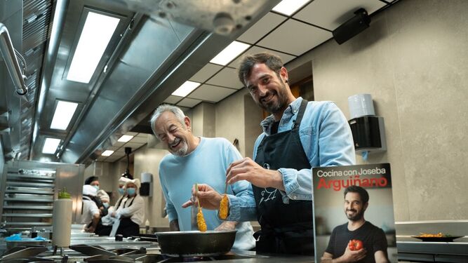 Joseba Arguiñano con su padre Karlos en la cocina del restaurante de la familia en Zarauz / foto: Rubén Blyth