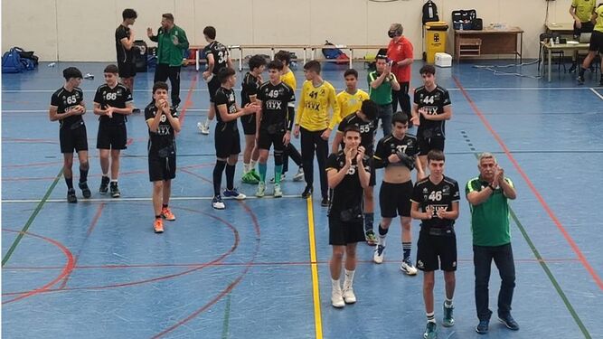 Jugadores y técnicos del Ciudad de Algeciras aplauden al público