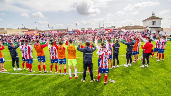 Jugadores y aficionados del Algeciras en la visita a Sanlúcar.