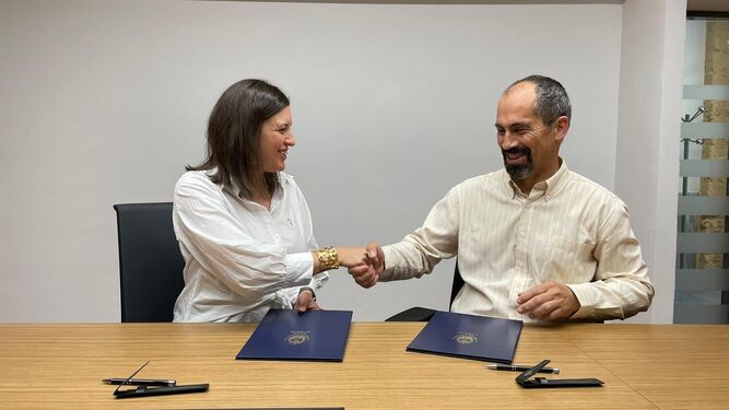 La alcaldesa, Patricia Cavada, y el presidente de la Fundación Legado Las Cortes, Francisco León, se dan la mano tras firmar el convenio de colaboración.