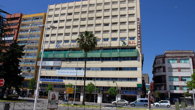 Fachada del edificio del Hotel Al-Mar en el que se observa la red de retención.