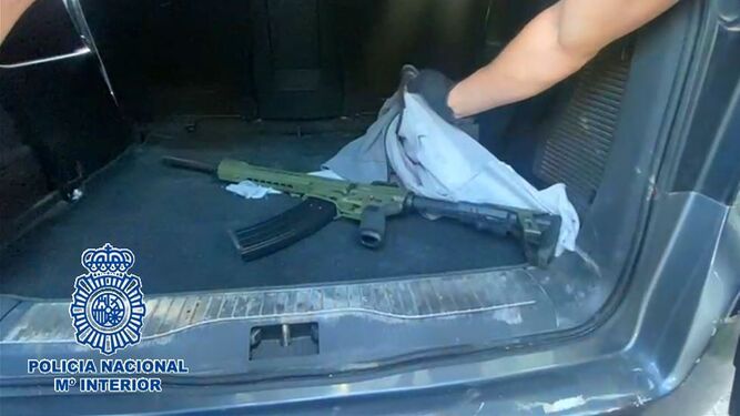 El fusil semiautomático en el maletero del coche.