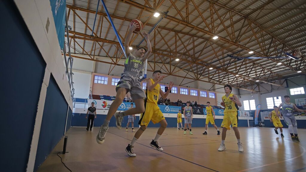 Fotos de la jornada inaugural del Campeonato de Andaluc&iacute;a de Baloncesto infantil masculino en La L&iacute;nea