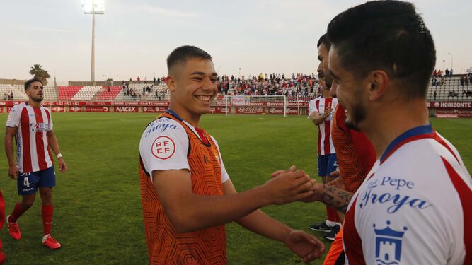 Los algecireños Leiva y Tomás se felicitan tras vencer al Sevilla Atlético.