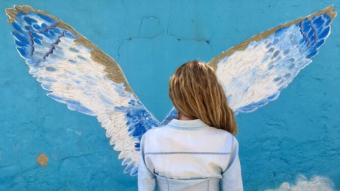 Cristina Harillo frente a sus alas de la calle Tarifa