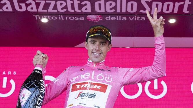 Juanpe López hace el signo de la victoria en el podio del Giro.