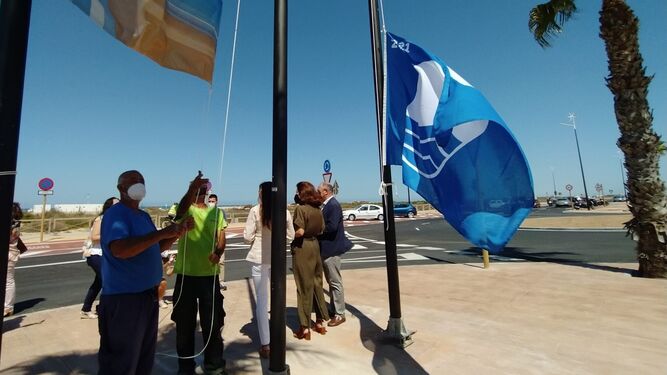 Izado de la Bandera Azul en la playa de Camposoto, el pasado verano.