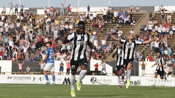 Koroma celebra el primer gol de la Balona al Linares.