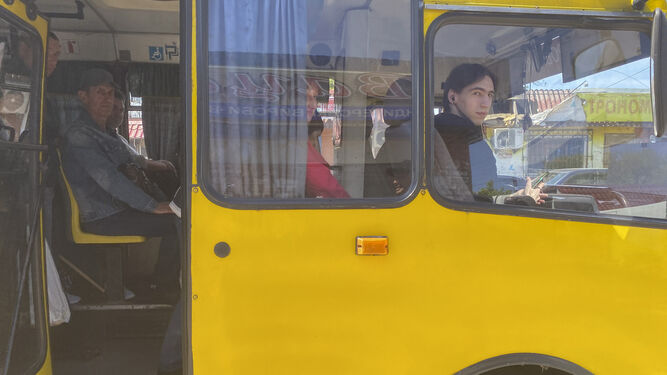 Varias personas a bordo de un autobús que une el municipio de ucraniano Gostomel con Kiev el pasado 11 de mayo.