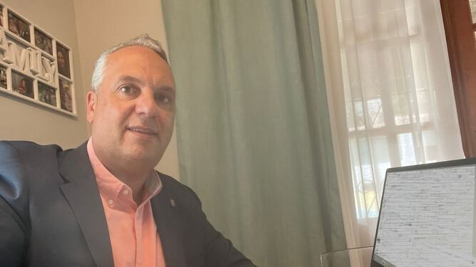 El alcalde de San Roque, Juan Carlos Ruiz Boix, en un selfie hecho en su domicilio.