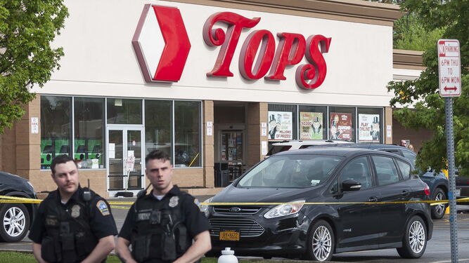 Dos agentes de Policía, ante el supermercado de Nueva York en el que ha tenido lugar el tiroteo.
