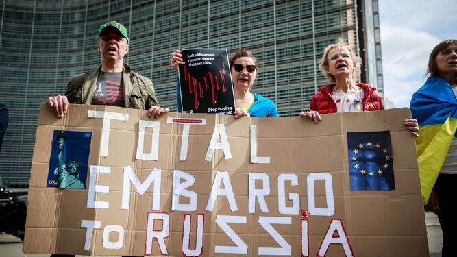 Protesta en Bruselas a favor de un embargo total a Rusia