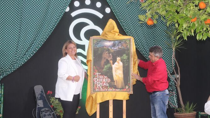 La alcaldesa, Elena Amaya, y el fotógrafo, José Antonio Tomás, autor del cartel