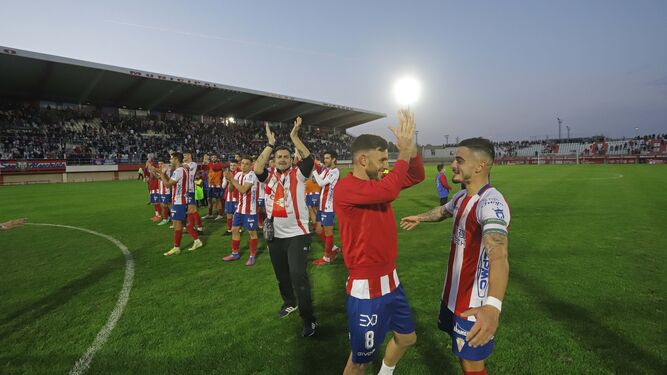 Los jugadores del Algeciras aplauden a un Mirador casi lleno.