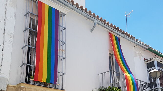 Banderolas del colectivo LGTBI.