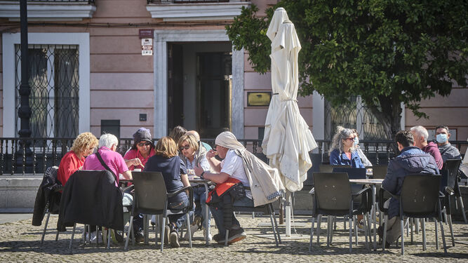 Gente consumiendo en una terraza de Cádiz