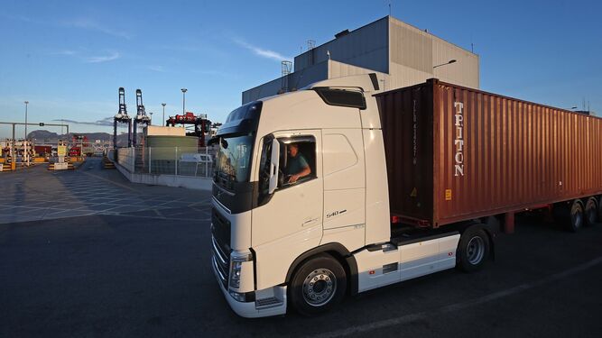 Un camión se dispone a acceder a TTI Algeciras.