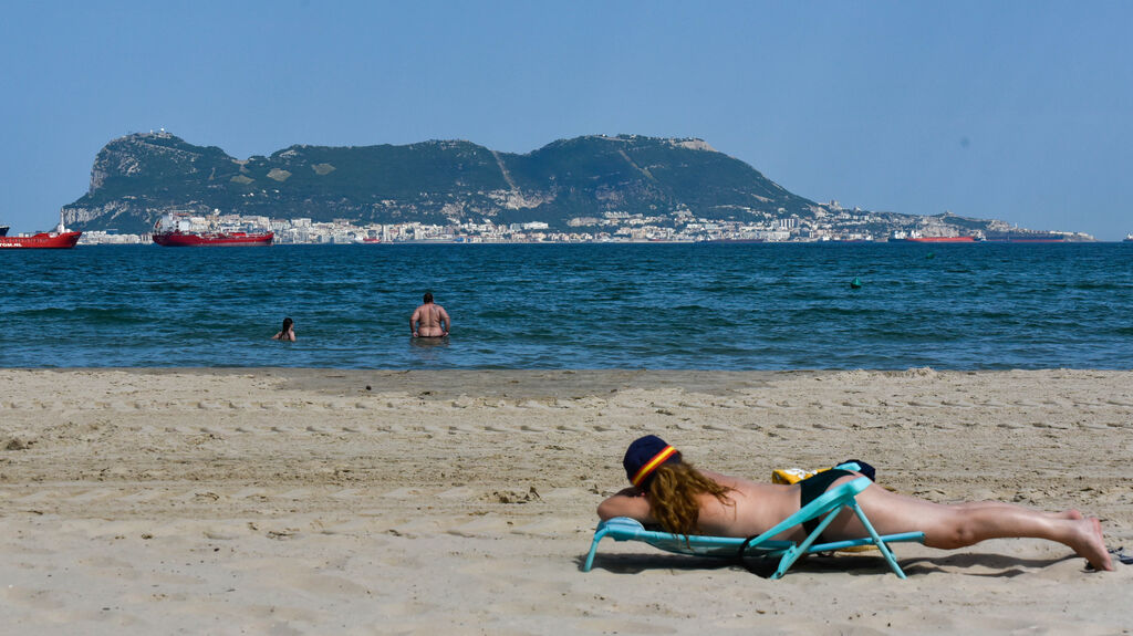 Tarde de ola de calor en las playas de Algeciras