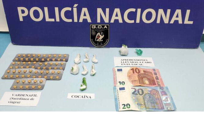 La droga, el dinero y los comprimidos incautados durante la intervención policial.