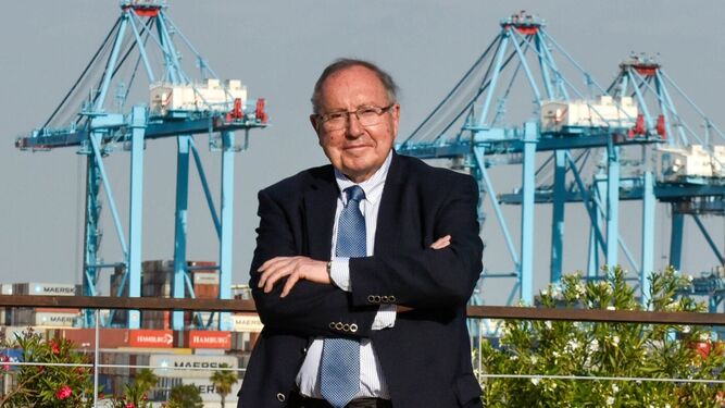 José Luis Bonet, presidente de la Cámara de Comercio de España, con el Puerto de Algeciras a sus espaldas.