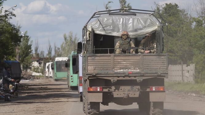 Vehículos con miembros del servicio de las fuerzas armadas ucranianas abandonando Mariúpol