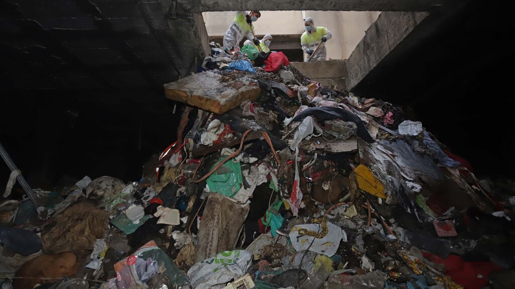 Fotos de las tareas de limpieza del edificio okupa en El Secano