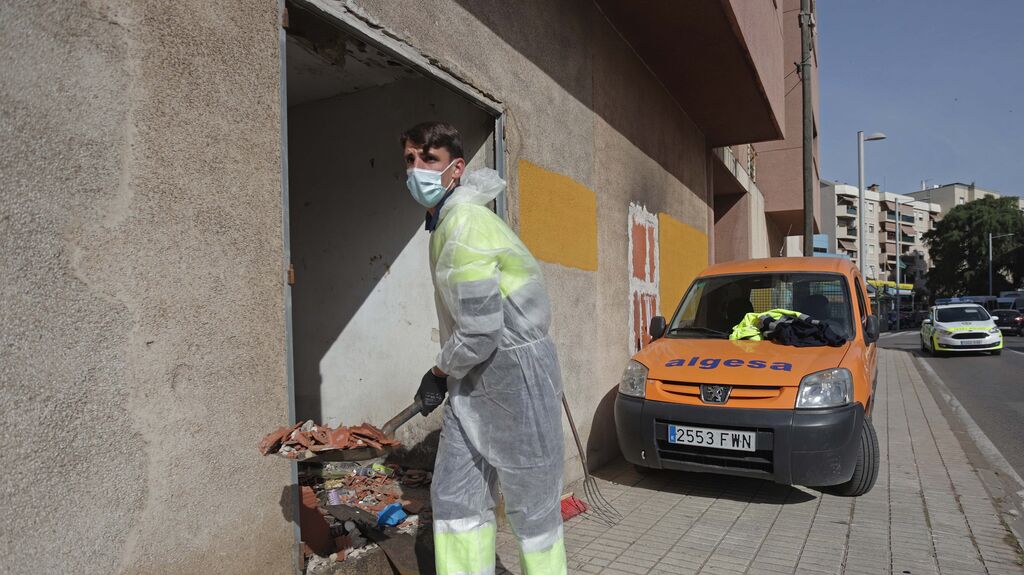 Fotos de las tareas de limpieza del edificio okupa en El Secano