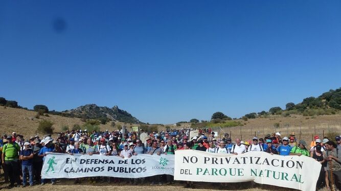 Marcha por el camino público Benamahoma-Zahara en solidaridad con Juan Clavero.