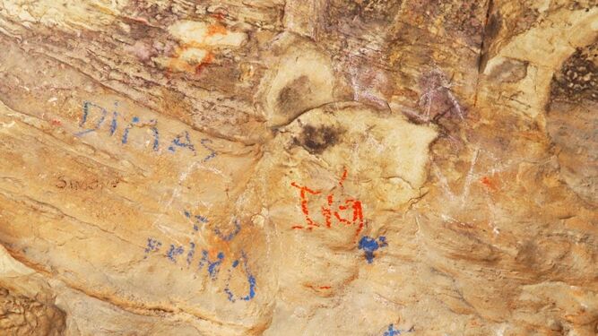 Grafitis sobre las pinturas rupestres de la cueva del Arca.