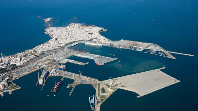 Vista aérea del puerto de Cádiz, con la primera fase de la nueva terminal de contenedores, aún sin uso