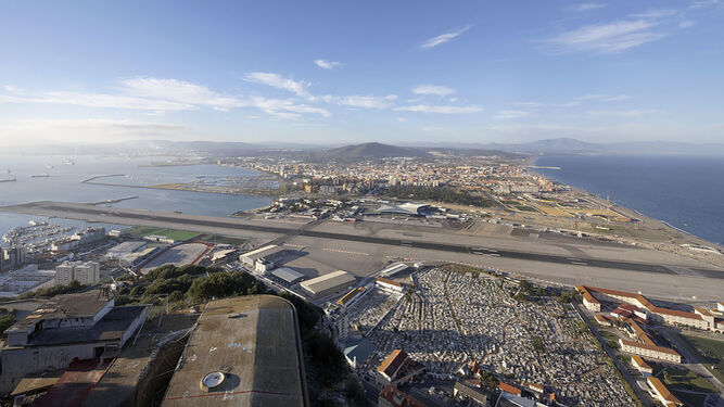 El aeropuerto de Gibraltar, con La Línea al fondo.