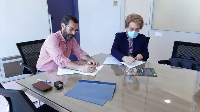 Juan Franco y María Luisa Escribano firman el convenio.