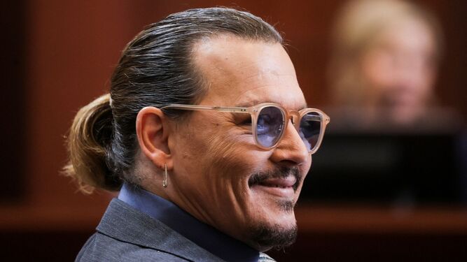 Johnny Depp, sonriente y confiado, en la corte de Virginia durante el juicio contra su ex, Amber Heard.