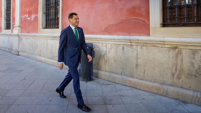 El presidente de la Junta y candidato del PP, Juanma Moreno, a su llegada al desayuno informativo